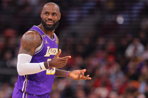 正规配资平台网站 费尔顿：别指望詹姆斯季后赛场场爆发 他带队赢一场就彻底透支了